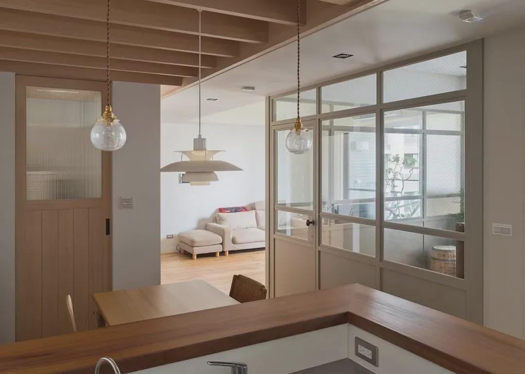 102㎡小黑屋,开窗“借”光,变身日式咖啡馆般的家!温暖复古…