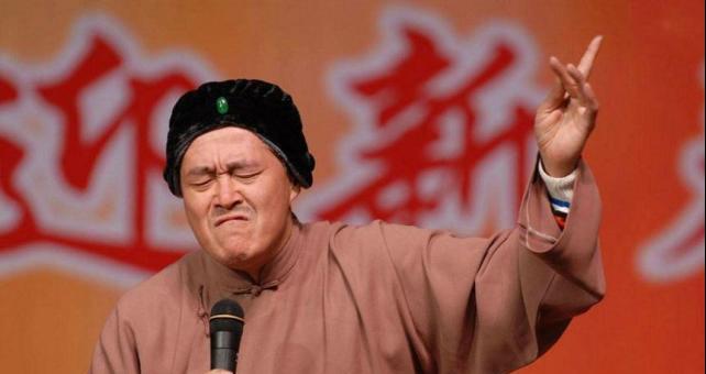 赵本山|赵本山雕像已残破不堪，景区无人问津，活人能立像还是头一回见