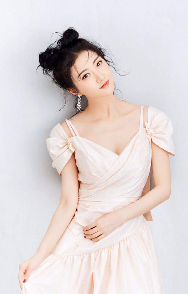 景甜|景甜不愧为“人间富贵花”,冰肌雪肤,性感迷人,绝色佳人!