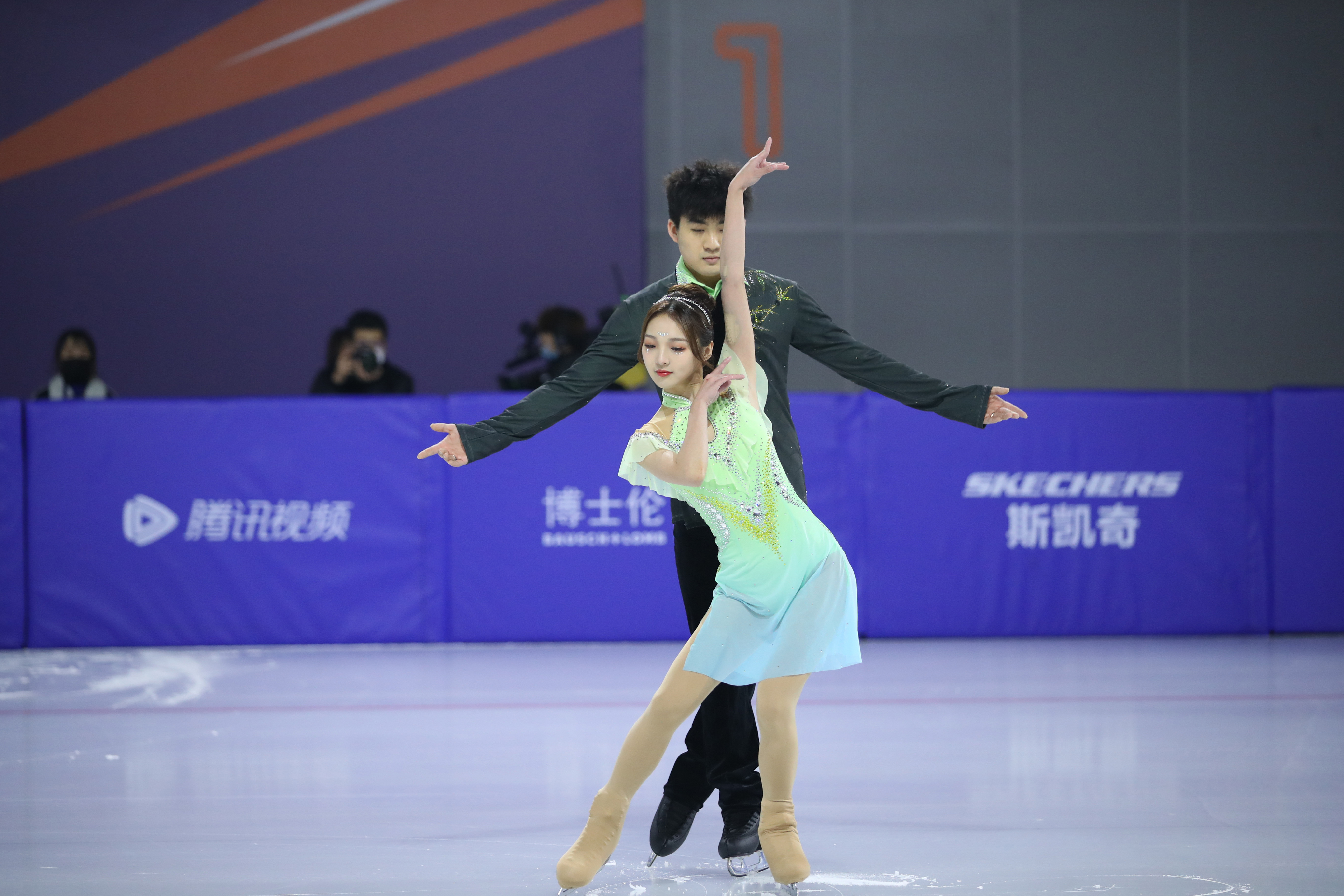 强东玥|最近强东玥《超新星运动会》实力夺目，冰舞赛场新歌《糖粥》魅力全开