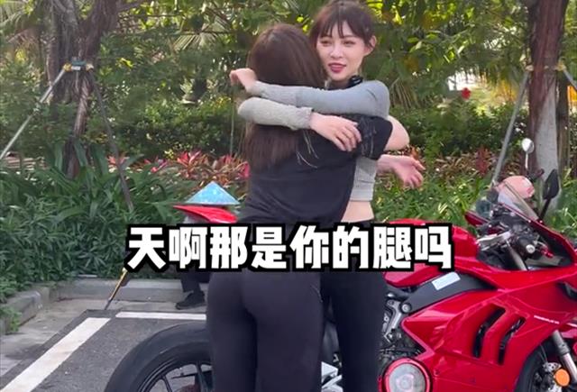 |“机车女神”痞幼的女粉有多优秀？颜值高身材好，摆出一字马我服了