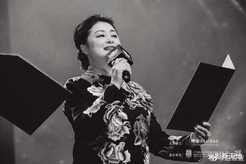 于月仙|于月仙和丈夫最后一张片场合影曝光，大脚超市门前甜蜜相拥