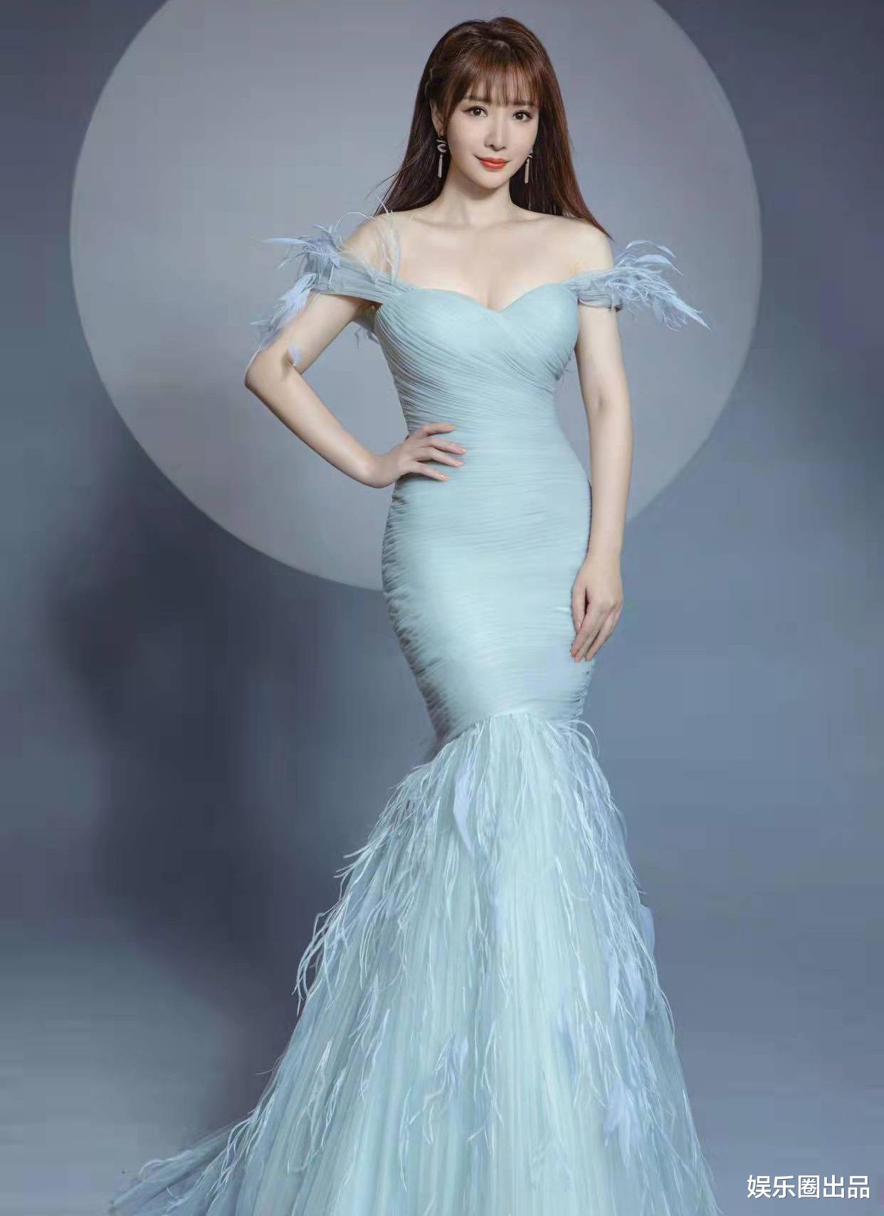 柳岩|柳岩晒出低领装写真，5小时阅读量超过60万，评论区污言秽语