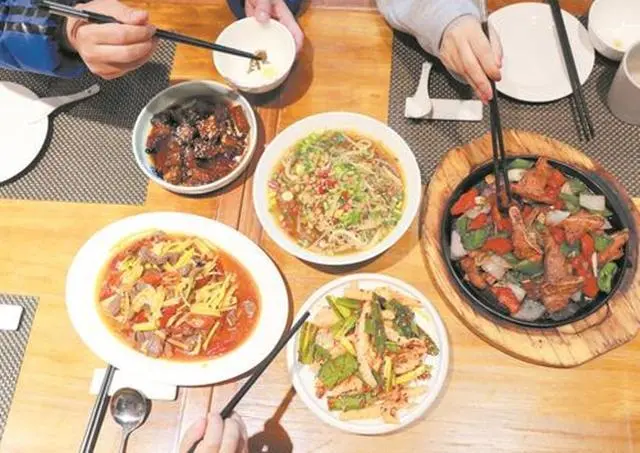 闲聊随心说 饭局上,领导让我去买烟。我很快就花了50买回。晚上收到微信后惊呆了