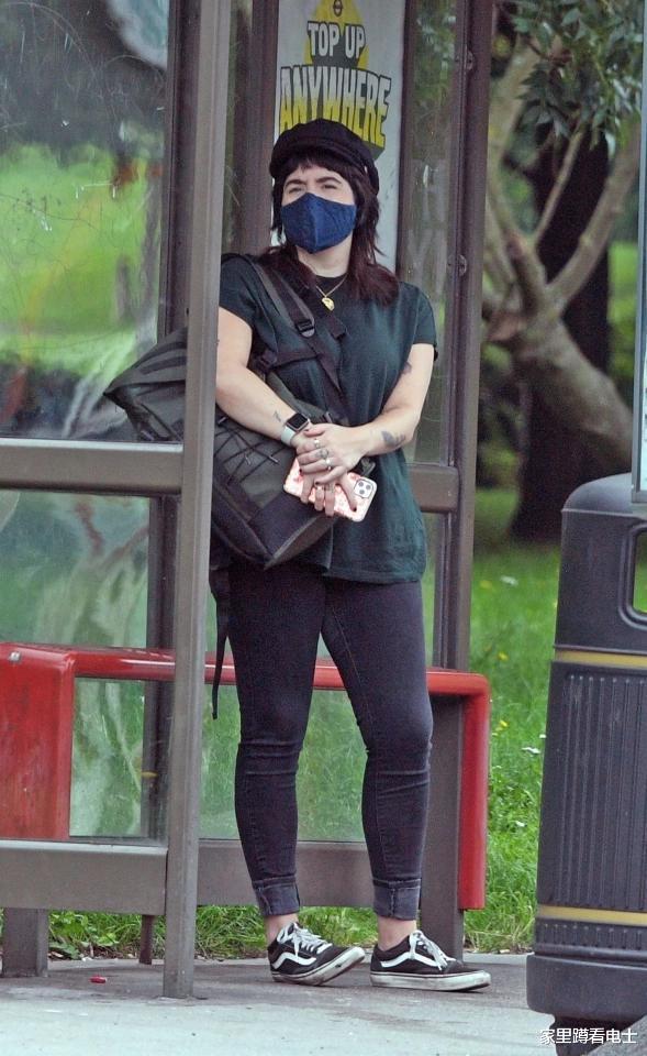 贝拉|阿汤哥女儿参加艺术展，被指没天赋靠拼爹，28岁朴素得不像星二代