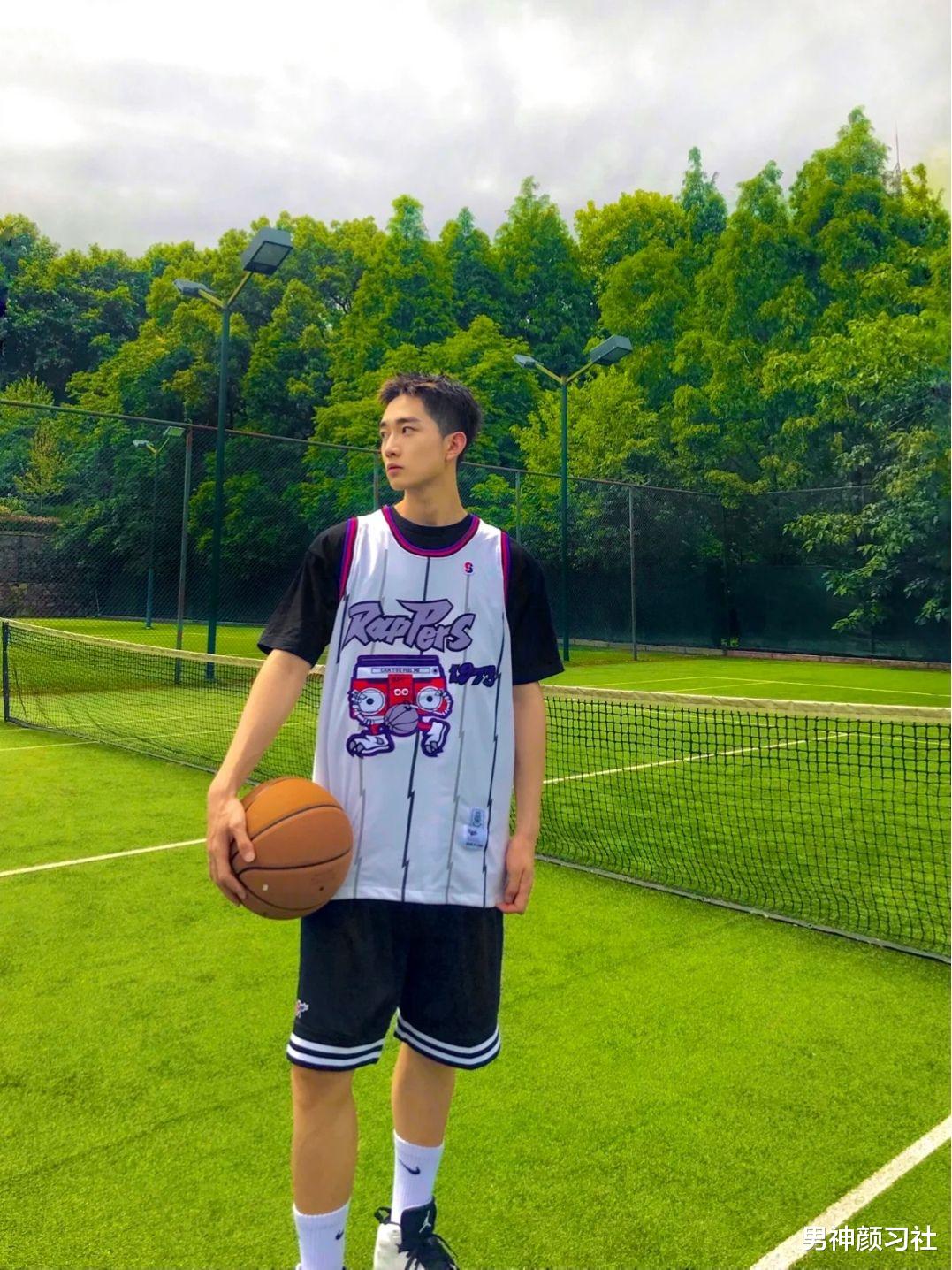 男神颜习社|男生黑色T恤搭配讲堂：为什么人家穿是精致，你穿却是精致穷？