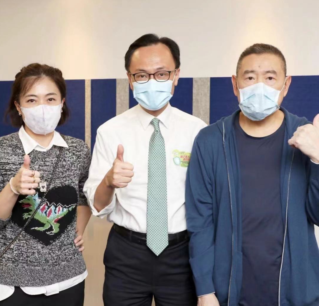 甘比|刘銮雄由妻女陪伴打疫苗，小露肌肉力证健康，与甘比合影年轻不少