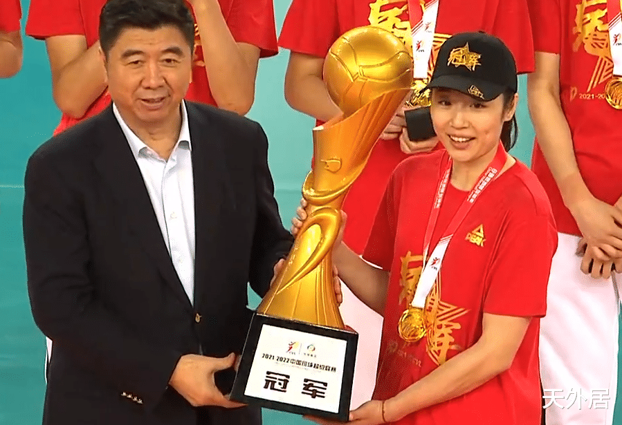 姚迪|姚迪高举冠军奖杯！袁心玥龚翔宇热聊，赖亚文颁奖，铜牌队黑脸