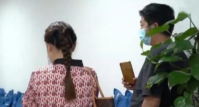 萌听小c姐|“成功人士”郭希宽带礼品下乡慰问老人，送牛奶送物资：大善人啊