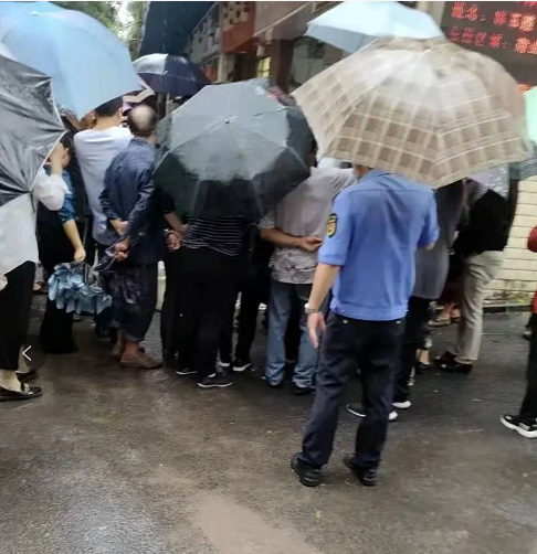 |商贩当街售卖国保动物胭脂鱼引来执法者, 网友: 日子越来越有判头了