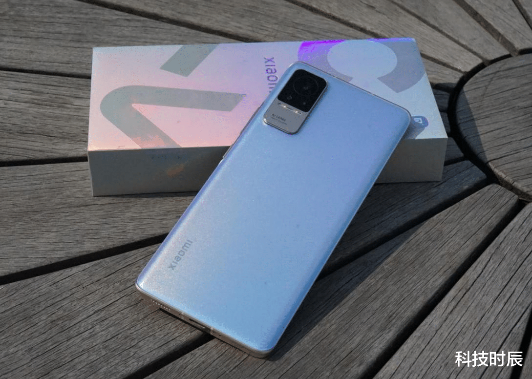 小米科技|盧偉冰再出驚人言論，網友討論吵翻天：Civi真這么好看？