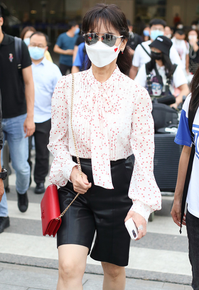 BiuFashion|“白娘子”赵雅芝游雷峰塔，身穿蓝色花裙，哪里能看出已经66岁