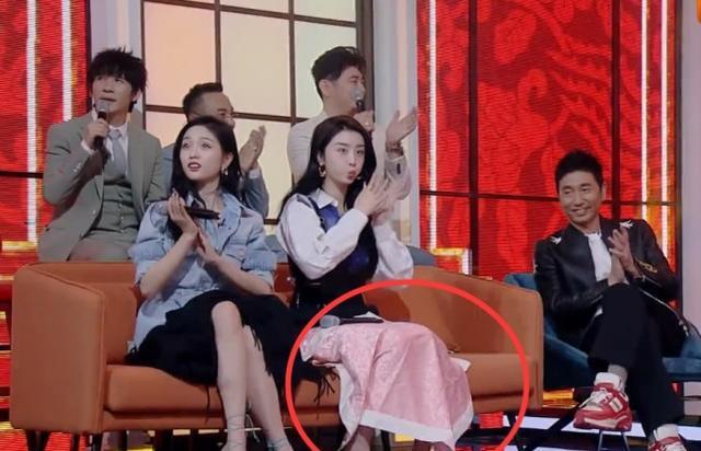 吴宣仪|同穿短裙，赵小棠和吴宣仪的“坐姿”体现家教，差距太过明显