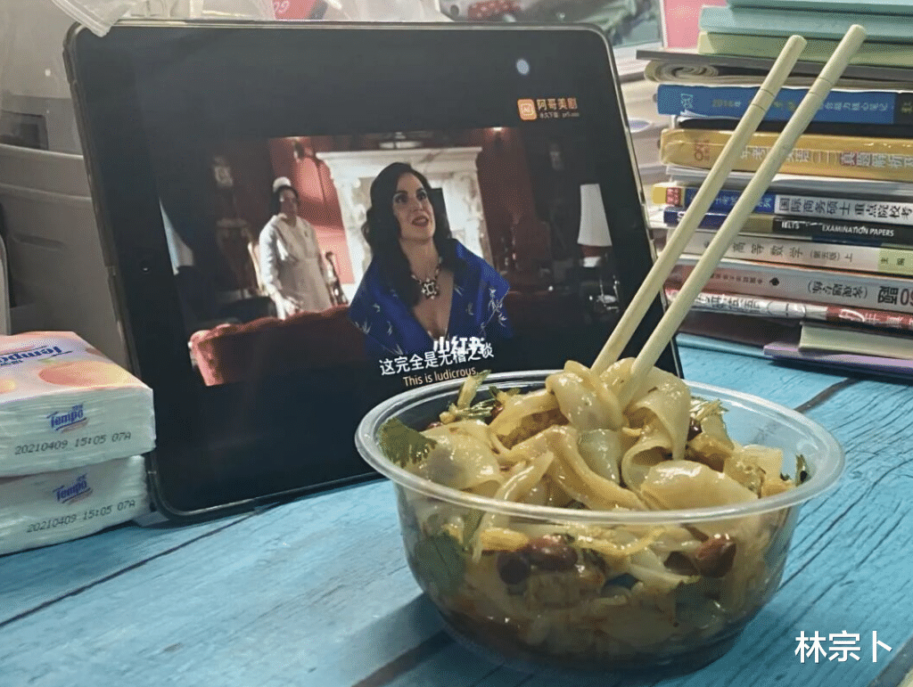 大连某高校封寝,妈妈担心女儿寄来食物,母爱的重量不止24.4斤