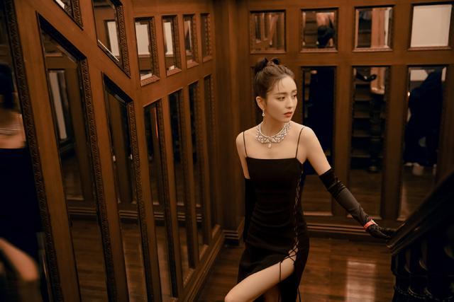 王丽坤|佟丽娅单身后也放开了,穿吊带裙亮相还开高叉,侧身镂空更是惊艳