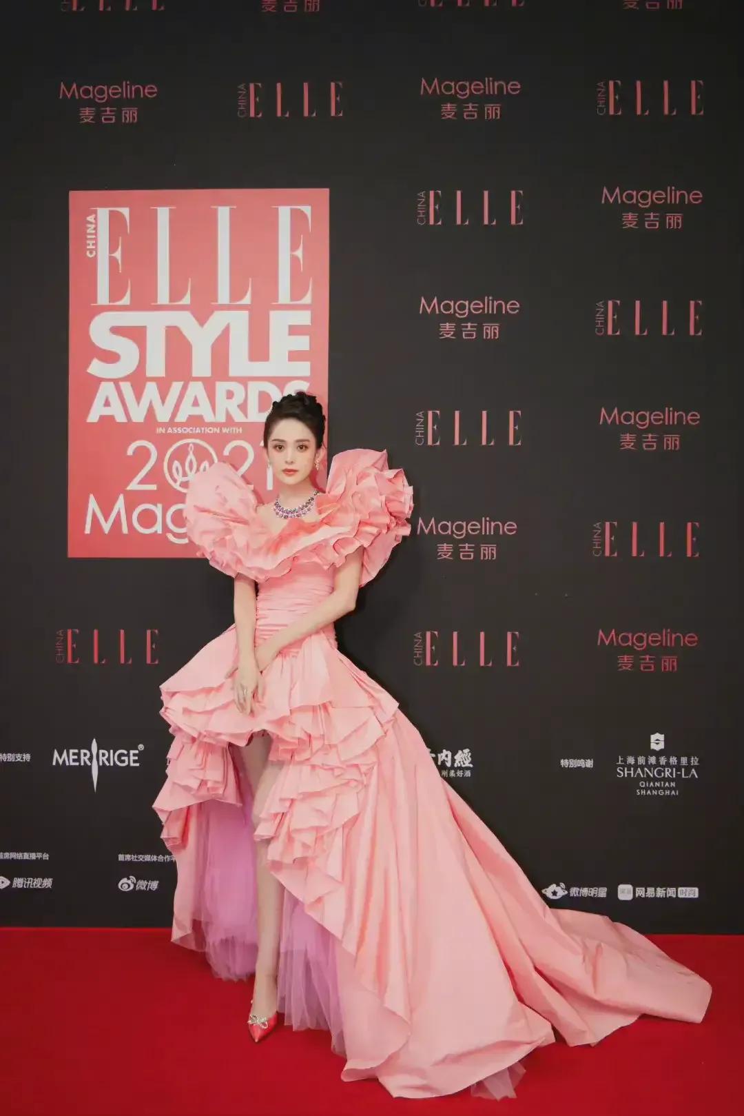 许晴|唐嫣红毯造型没长进！杨幂刘诗诗惊艳四座，蒋勤勤年龄大缺乏自信