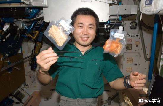 太空|航天员3个月的太空生活，是如何吃饭、洗漱的？他们是这样做的