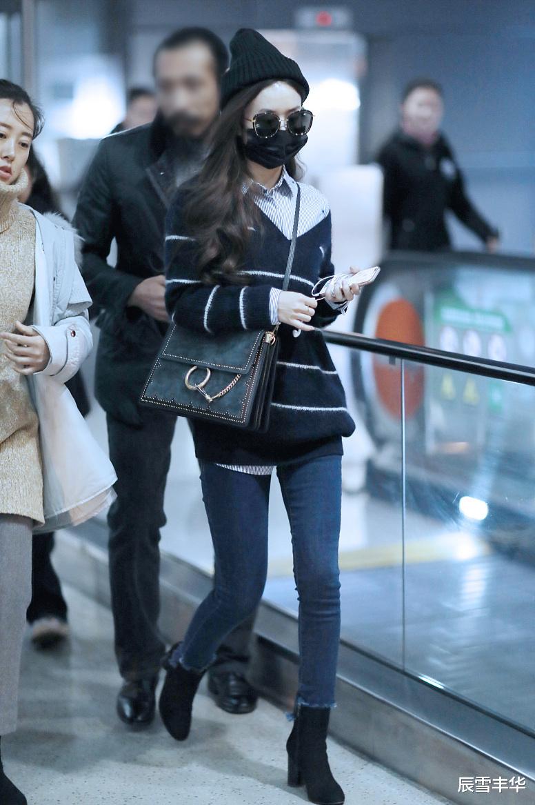 赵丽颖|赵丽颖虽然个子娇小，穿“肥大”衣服却不显拖沓，依旧时髦又可爱