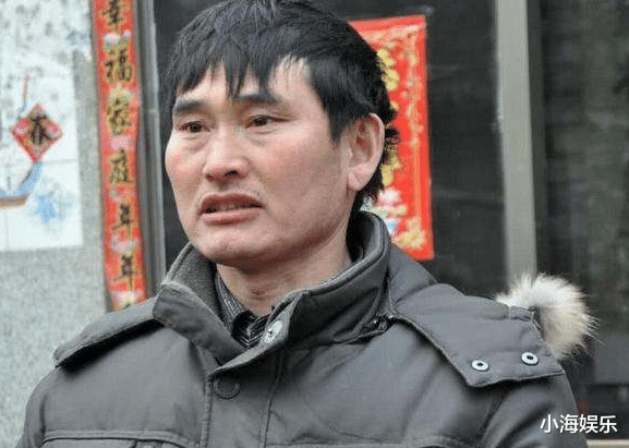 朱之文|朱之文大门又被砸？村民讨要红包被拒，恼羞成怒骂大衣哥是狗屁