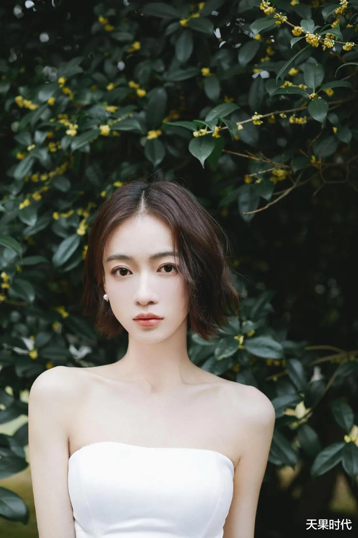 吴谨言 吴谨言也太瘦了吧！一袭白色礼裙配短发，竹竿身材让人有点心疼