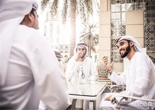 沙特阿拉伯|他冒充沙特王子行骗30年,吃香喝辣呼风唤雨,最后败在一道菜上