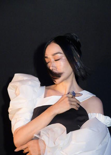 木木尔小倩|钟丽缇越老越自信，公主切配黑白收腰连衣裙，50岁线条感依旧很美