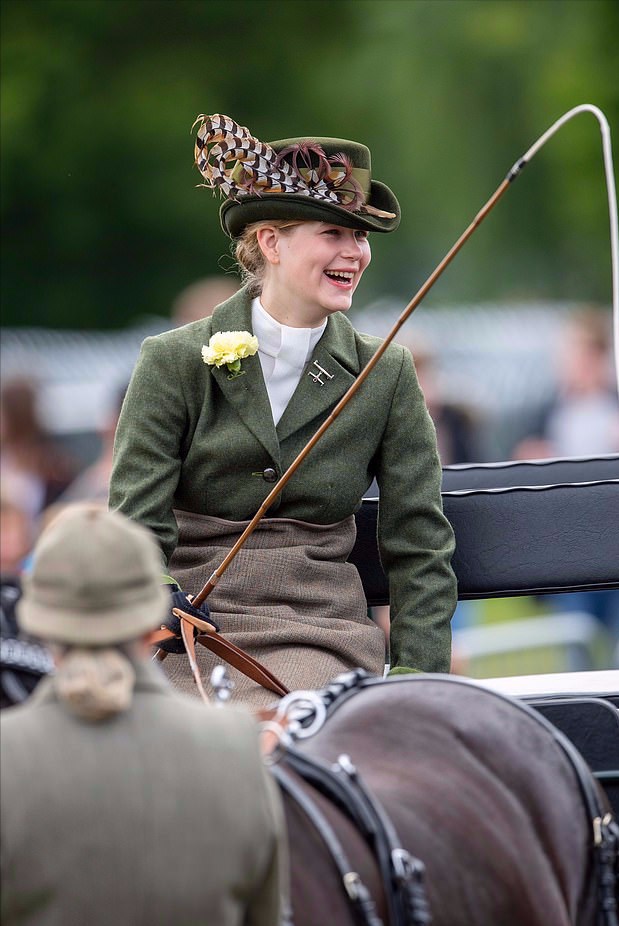 全球时尚风行|英女王17岁孙女骑马车亮相成时尚黑马！唇红齿白抢风头，成大赢家