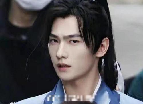 杨洋|165赵露思跟180杨洋搭戏，身高差却反着来，谁谎报了站出来