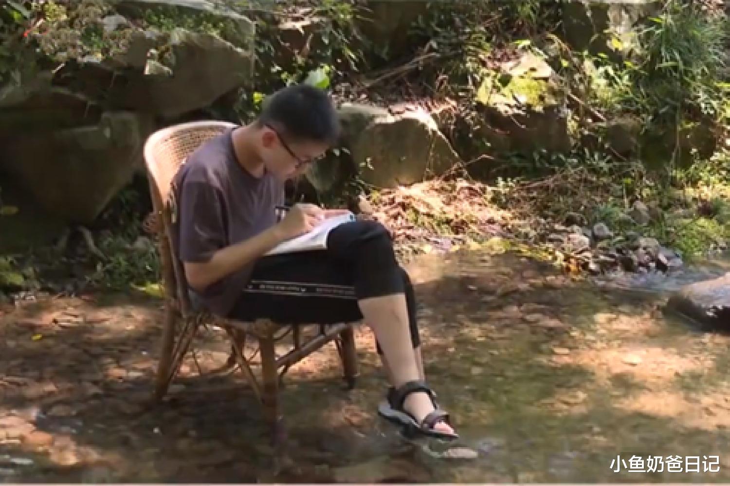 小鱼奶爸日记|景区学习的中学生走红，搬把藤椅旁若无人：大自然让我心情舒畅