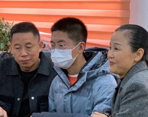 关晓彤|曝孙卓回深圳具体时间，孙卓妈妈要做直播，首次透露儿子兴趣爱好