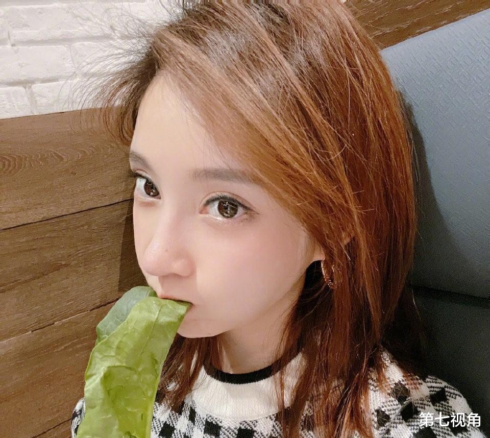 第七视角 冯提莫晒自拍心情好，通告满满，仍活力四射与粉丝互动