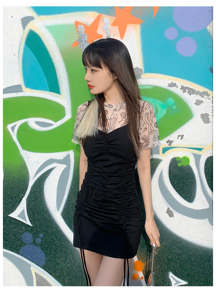 何有强|李小璐打扮真新潮，印花上衣配黑色吊带酷炫帅气，一点不像孩子妈