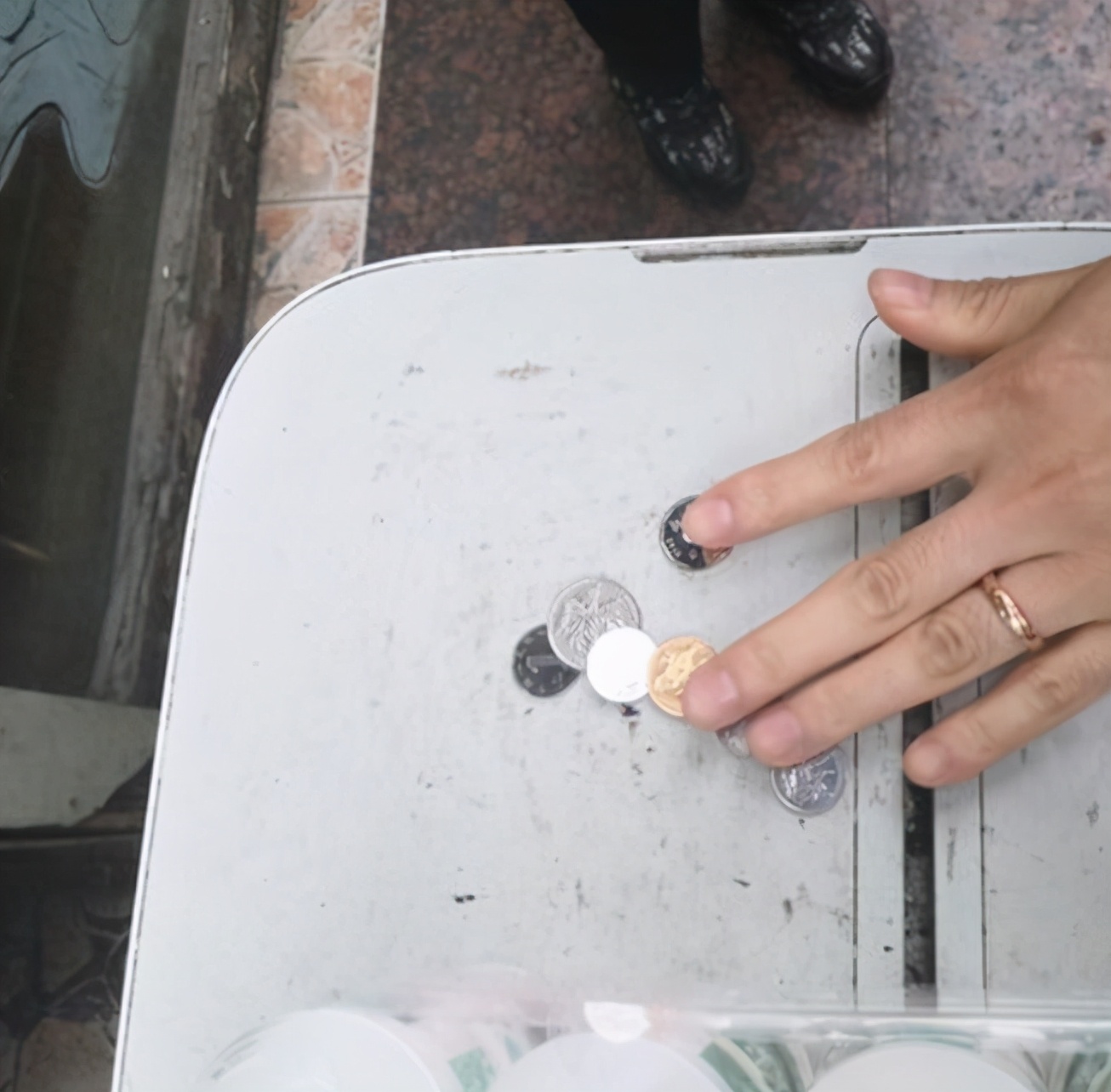 评理三分钟 女子买水惊动110，店家：她用的是硬币，我不收！