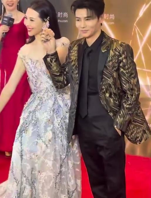 张晋|连踢两脚为蔡少芬整理裙摆！张晋太直男，娘娘反应真大气