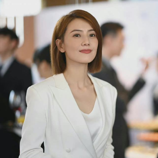 高圆圆|42岁高圆圆晒海边美照！腰肢纤细皮肤白皙，摄影师疑似为赵又廷