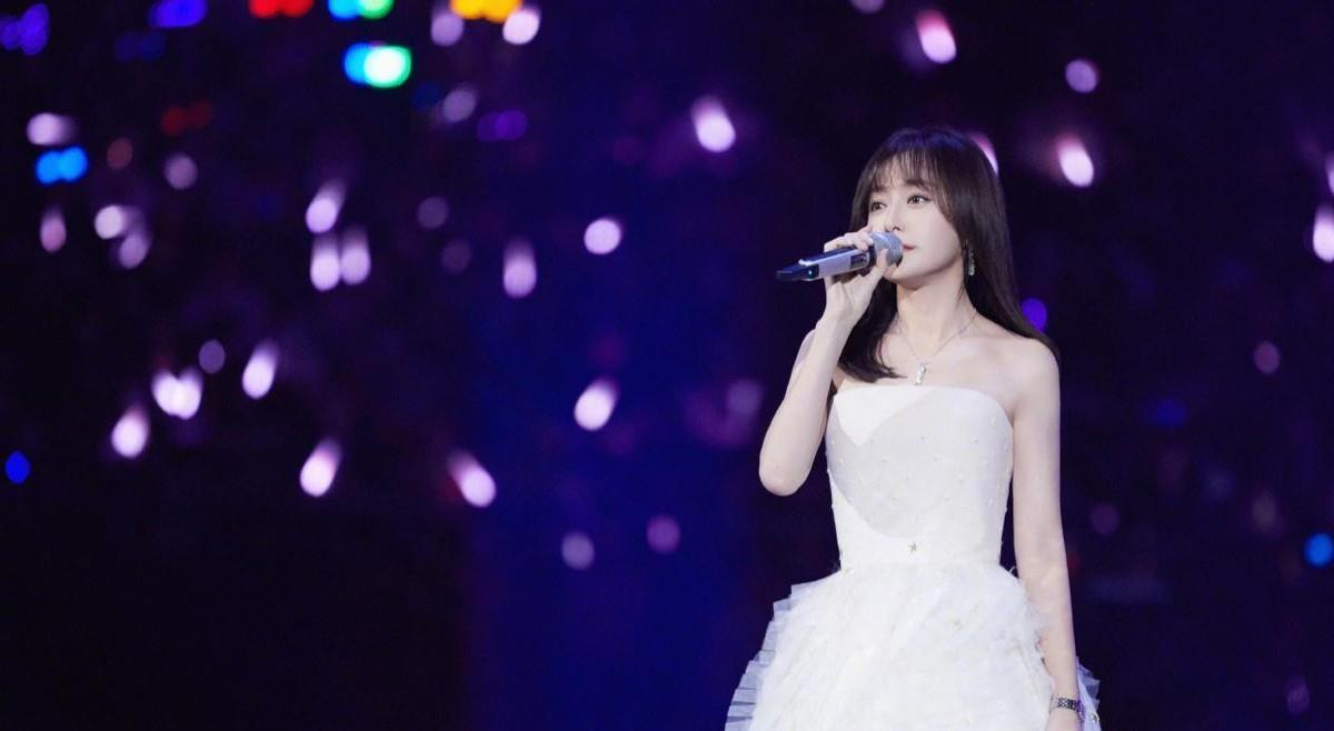 秦岚|秦岚的优雅一般人比不上,一袭长裙高贵动人,同框朱亚文真养眼