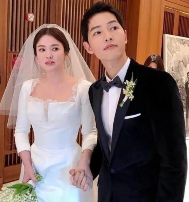 宋仲基|36岁宋仲基因外婆去世，面容憔悴不像样，错失影帝仍强颜欢笑