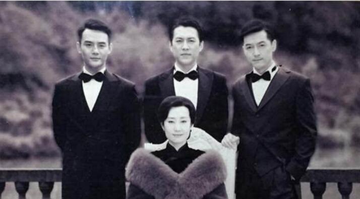 靳东|靳东说出道时没宋小宝帅,本以为开玩笑,看到旧照后:打扰了!