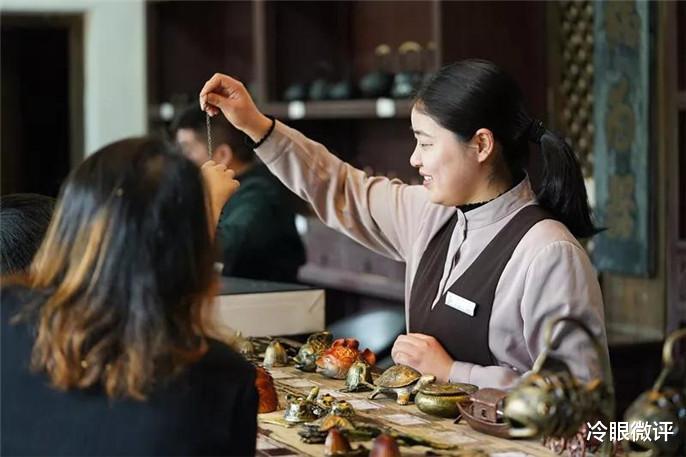 冷眼微评 重庆一景区，假期不让商家涨价，负责人称“涨1元，罚1000元”