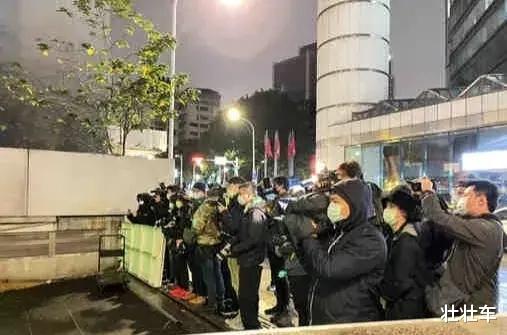 王力宏|王力宏突然给酒店外的记者准备热饮！网友：看不懂！