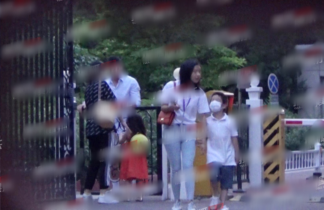 霍思燕|杜江夫妇出游，霍思燕赘肉抢镜胖若两人，网友笑言：不懊恼自己了