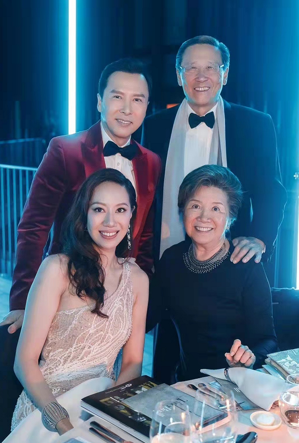 霍启山|豪门大聚会！霍启山穿西装跟美女合影，甄子丹夫妇盛装打扮秀恩爱