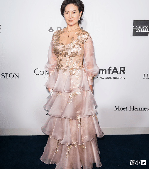 蛋糕裙|何超琼穿出了60后女性羡慕的贵妇感，薄纱蛋糕裙配短发，高贵优雅