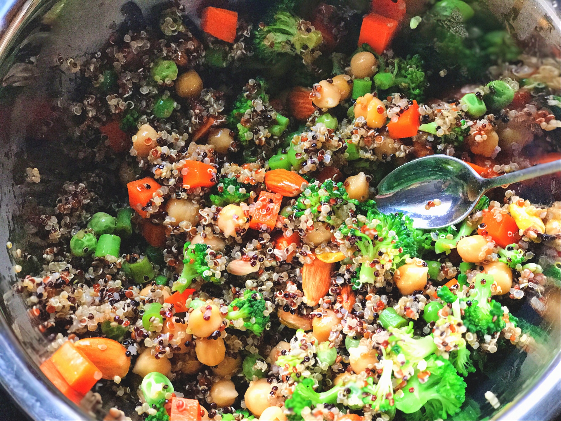 |低糖低脂的藜麦怎么吃？试一试这款蔬菜沙拉，减肥期间也要吃好