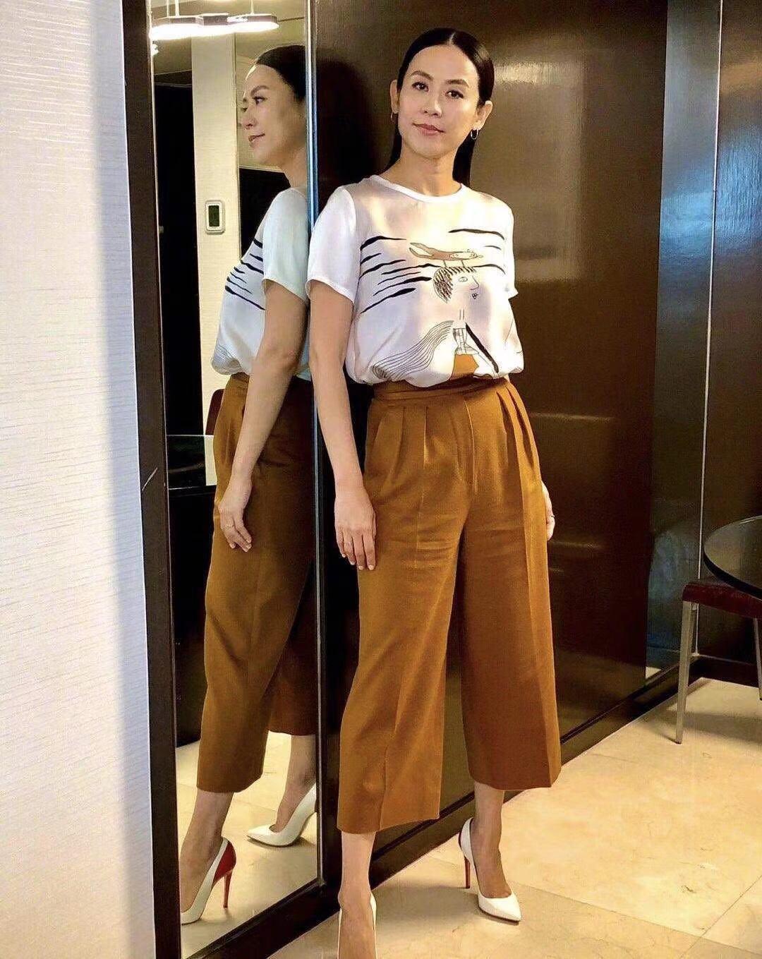 混搭时尚Anna|51岁宣萱同框林峰看剧，衬衫配小脚裤好少女，比小9岁林峰还年轻