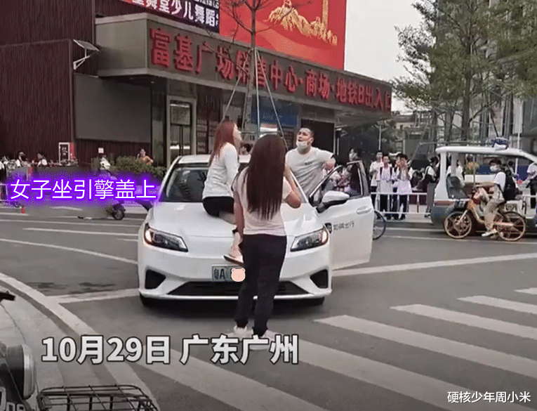 广州:司机未礼让斑马线惹怒行人,女子坐在引擎盖上不走了