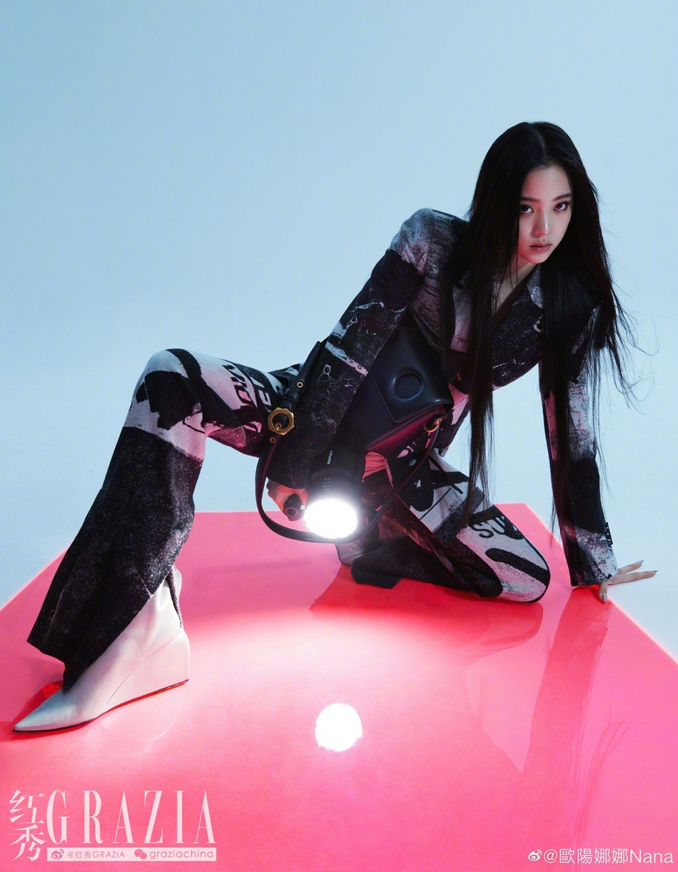 欧阳娜娜|欧阳娜娜穿蓝色西装 眼神坚毅表现力十足