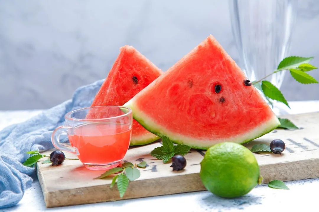 饭饭妈妈育儿|夏季，孩子吃水果有讲究，这几种水果不能多吃，你别傻傻的天天买