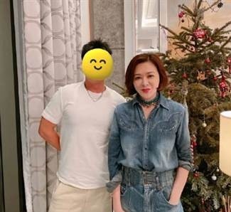 关之琳|关之琳近照曝光，牛仔装扮气色佳不似58岁，47岁周汶锜少女感十足