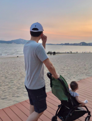 |张馨月带女儿野炊，小朋友钟爱吃橘子，一口一个一直用小手抓着吃